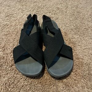 Clark’s Cloudstepper Black Crisscross Sandals